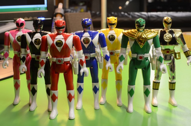 Power Rangers brinquedos de pé sobre uma mesa 