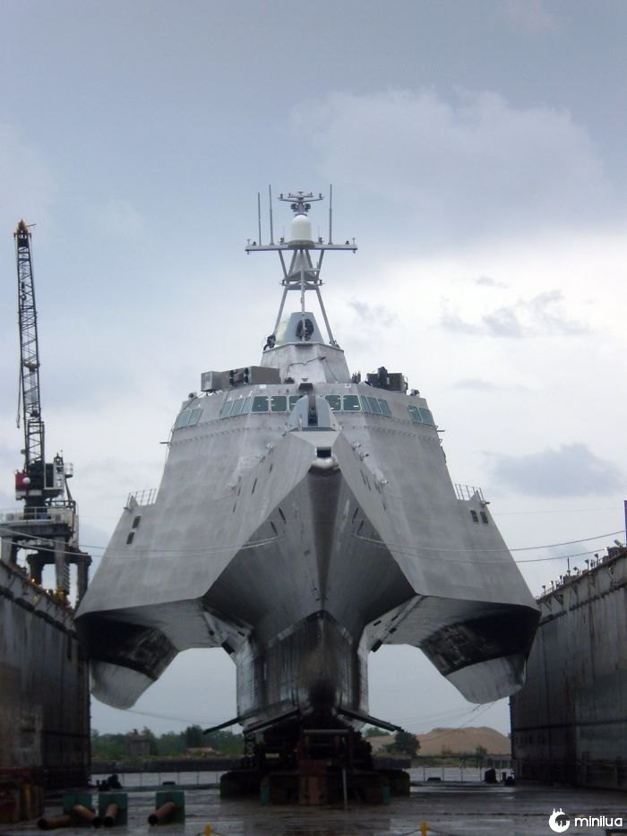 O que um navio de guerra moderno parece sem água ao redor