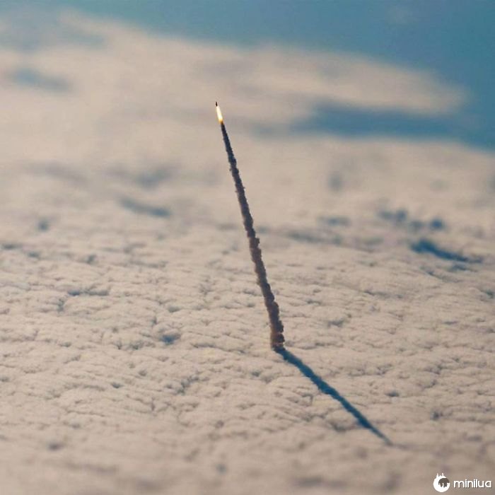 Esta é uma foto NASA tirou de um ônibus espacial saindo da nossa atmosfera