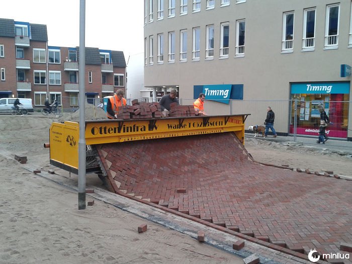 É assim que as ruas de tijolos são colocadas na Holanda