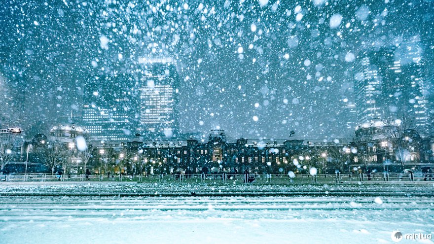 Estação de Tóquio coberta de neve
