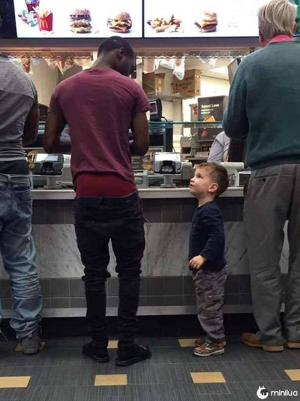 "Quando seu filho de três anos diz ao homem em Mcdonald's que suas calças estão caindo." Foto do amigo