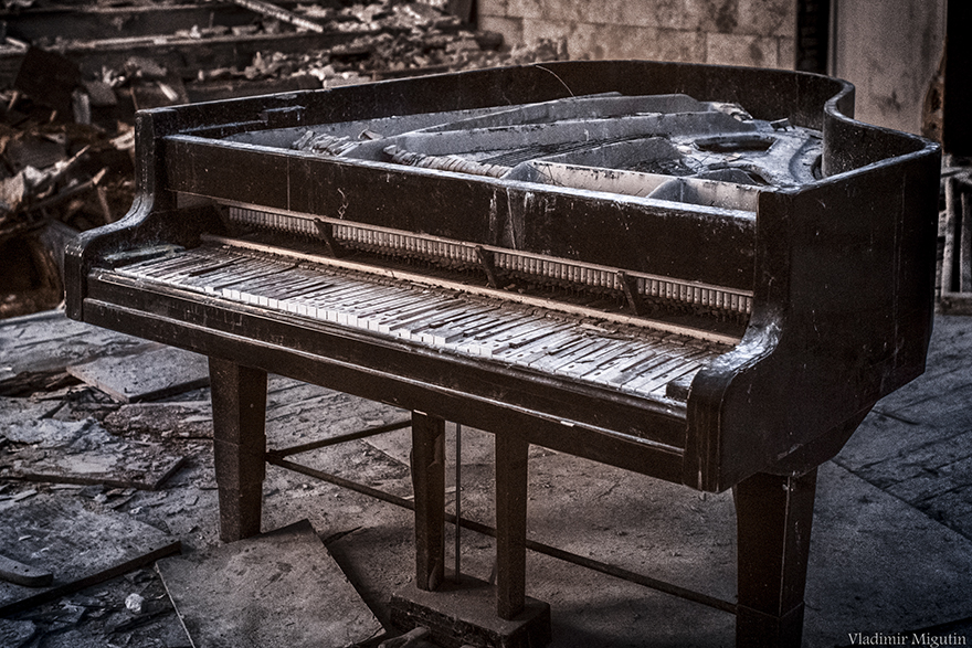 O Grand Piano Rotting Na Sala De Concertos Da Cidade Abandonada De Pripyat