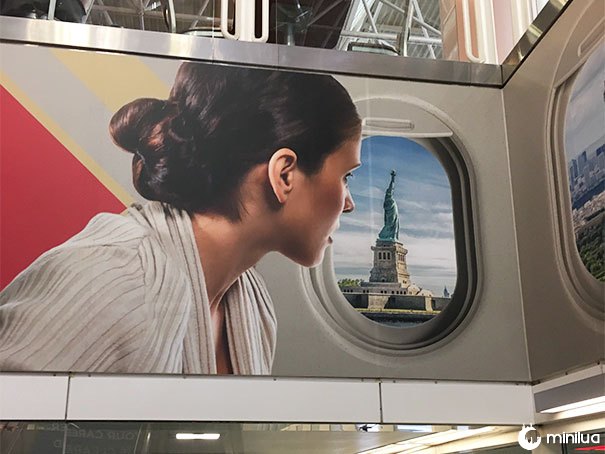 Esta mulher olhando para fora do avião é muito tranquila Considerando que ela está prestes a bater no Hudson