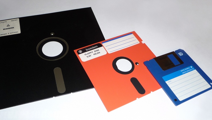disquetes preto e vermelho