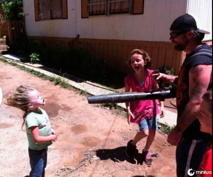 pai brincando com as meninas jogando ar