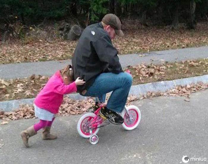 menina empurrando au homem na bicicleta