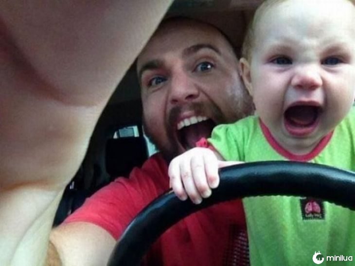 homem e menino ao volante gritando