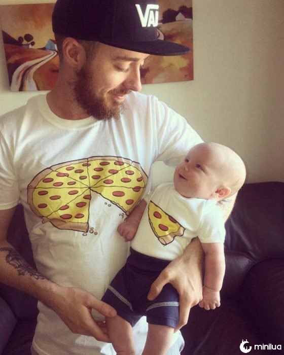 homem e bebê com camisa de pizza