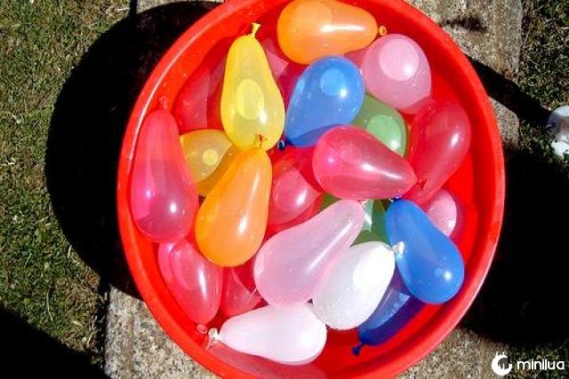 balões com água