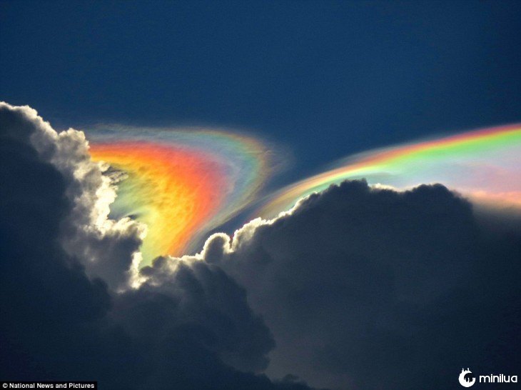 Mistura de nuvens com um arco-íris no céu 