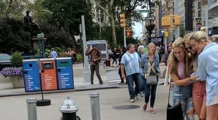 As pessoas estão compartilhando fotos de namorados "forçados" a tirar fotos de suas namoradas e isso é hilário