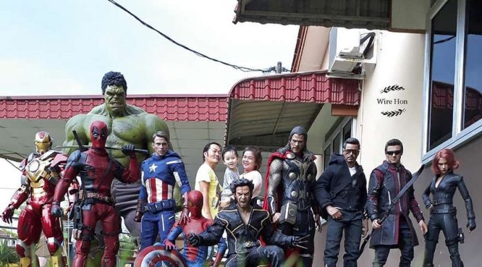 Usando a perspectiva forçada, esse homem usa bonecos de Ação dos Vingadores para o ajudar em tarefas domésticas