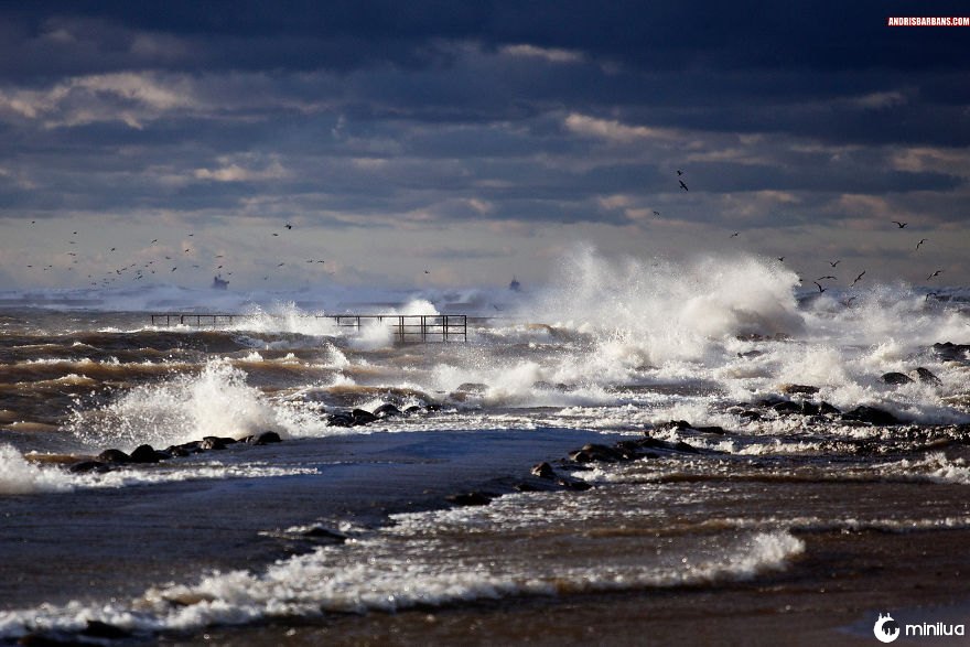O quebra-mar oriental de Daugava na tempestade