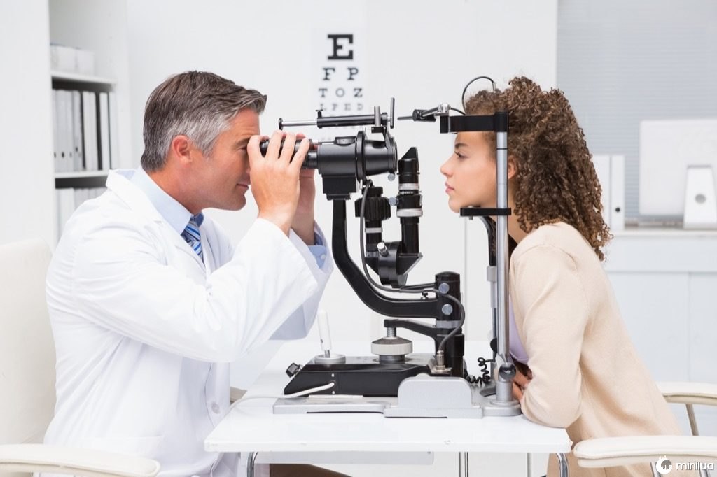 mulher recebendo seus olhos verificados no oftalmologista
