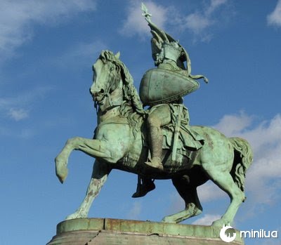Resultado de imagem para estatua cavalo pata levantada