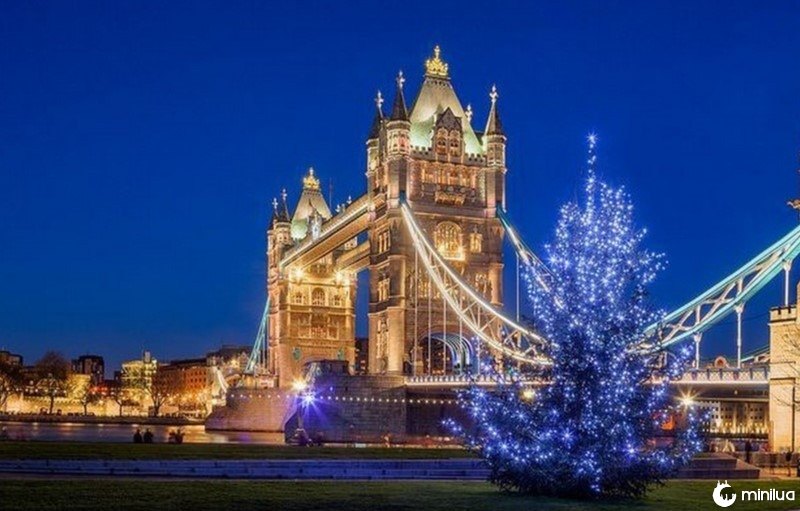 Historical landmarks of London on Christmas.