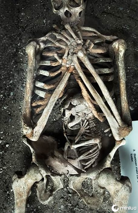 Esqueletos de una madre con su bebé