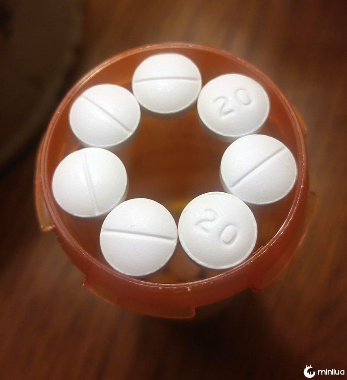I Opened My Medication And Found 7 Pills Perfectly Stuck At The Top