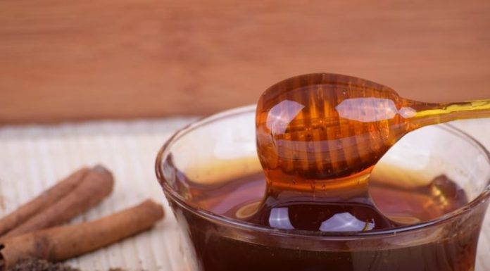 Aqui está o que acontece se você comer mel e canela diariamente
