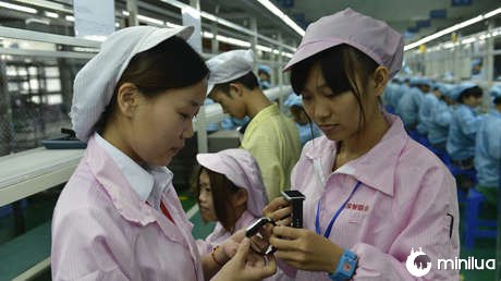 Empregados chineses em uma planta em Shenzhen (a província do cantão, China), o 22 de abril de 2015.