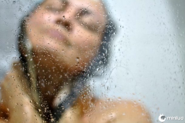 mulher no chuveiro
