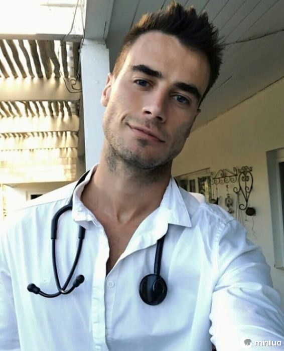 médico atraente 