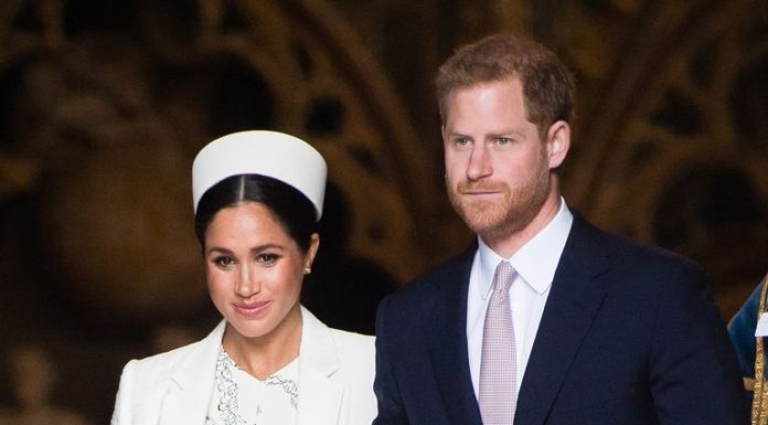 Meghan Markle e o príncipe Harry pedem que os fãs doem presentes de chá de bebê para a caridade