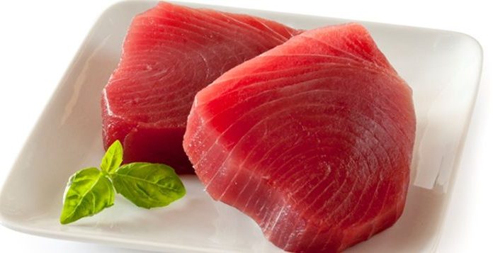 Você pode comer atum cru? Benefícios e perigos