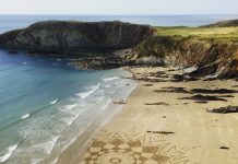 Artista cria impressionantes desenhos na areia das praias do Reino Unido