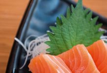 É seguro comer salmão cru?