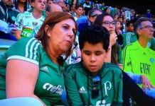 Mãe narra os jogos de futebol para seu filho cego e a FIFA a nomeia para concorrer como melhor fã de 2019