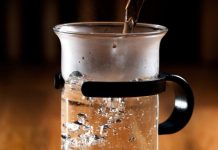 Existem benefícios para saúde em beber água quente?