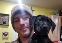 Homem surdo adota filhote de cão de 6 semanas que também é surdo!