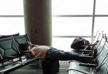 13 pessoas que foram pegas dormindo em posições desconfortáveis e engraçadas