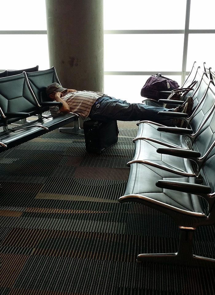 13 Pessoas Que Foram Pegas Dormindo Em Posições Desconfortáveis E Engraçadas Minilua