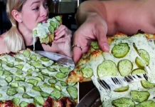 Restaurante cria uma pizza de picles exótica!