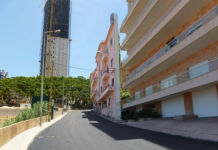 Homem construiu uma casa muito estreita e alta apenas para cobrir a vista do oceano de seu irmão