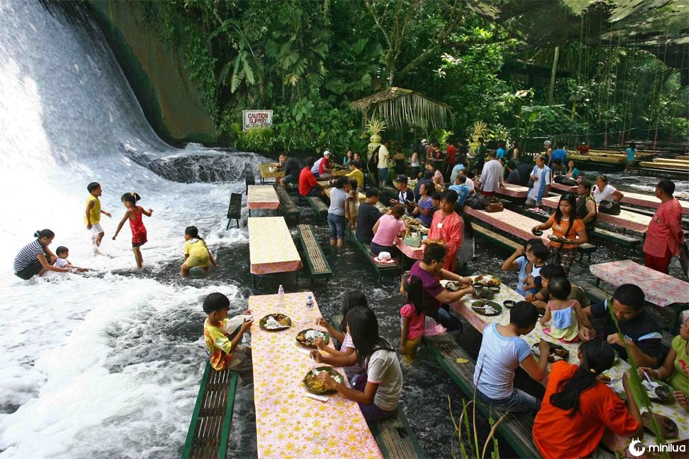 Resultado de imagem para Labassin Waterfall Restaurant, Villa Escudero Resort, Filipinas