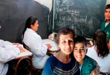 Menino de 12 anos de idade funda uma escola em seu quintal