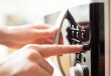 É seguro para saúde usar água fervida no microondas?