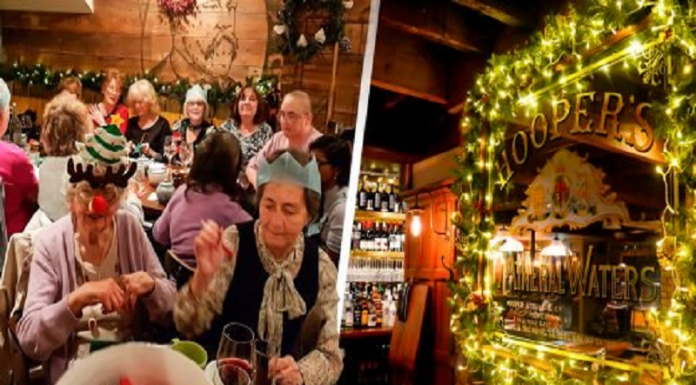 Bar oferece jantares gratuitos para pessoas solitárias no Natal e muitos participam todos os anos