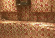 Homem embrulhou toda a cozinha em papel de presente no Natal para dar à sua esposa