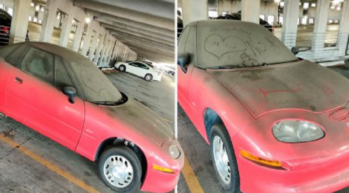 Encontrado um dos primeiros carros elétricos em série abandonado em um estacionamento