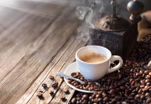 Você deve tomar café com o estômago vazio?