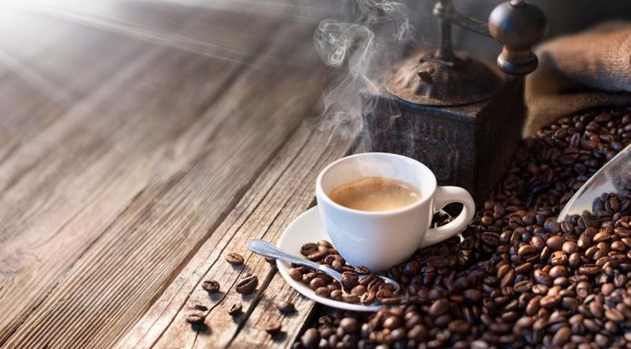 Você deve tomar café com o estômago vazio?