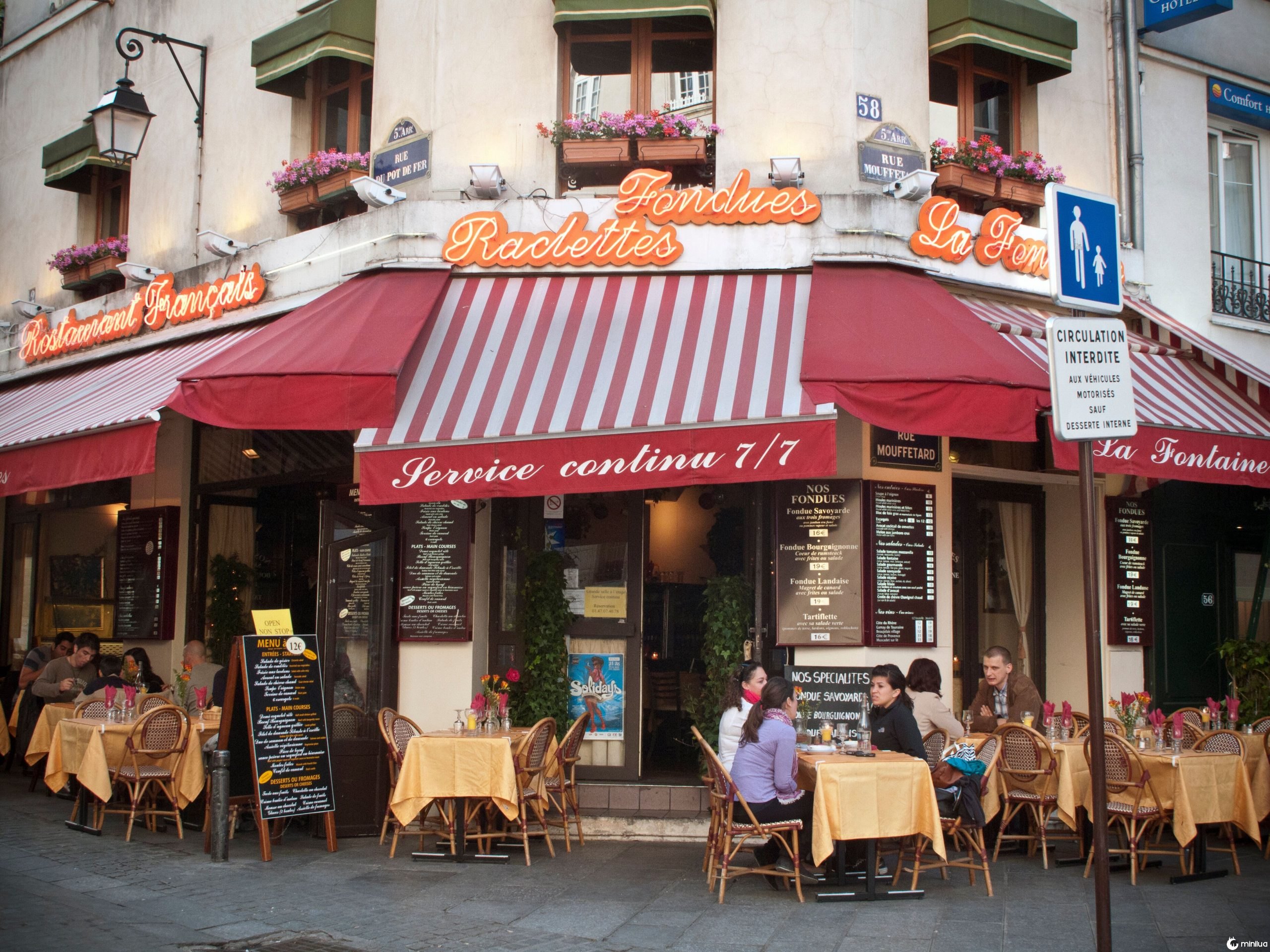 Locals recommend planning leisure time to walk around the charming streets of Paris.&nbsp;