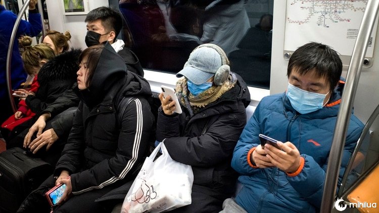 Pasajeros del subte de Beijing usando mascaras para protegerse del coronavirus en China el 21 de enero de 2020 (Photo by NOEL CELIS / AFP)