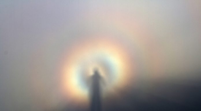 Alpinista captura fenômeno raro que parece um anjo nas nuvens