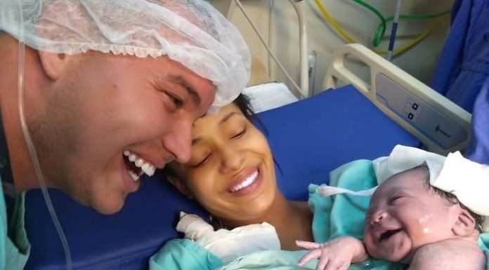 Pai passa meses conversando com seu bebê no útero, ao nascer esta é a reação
